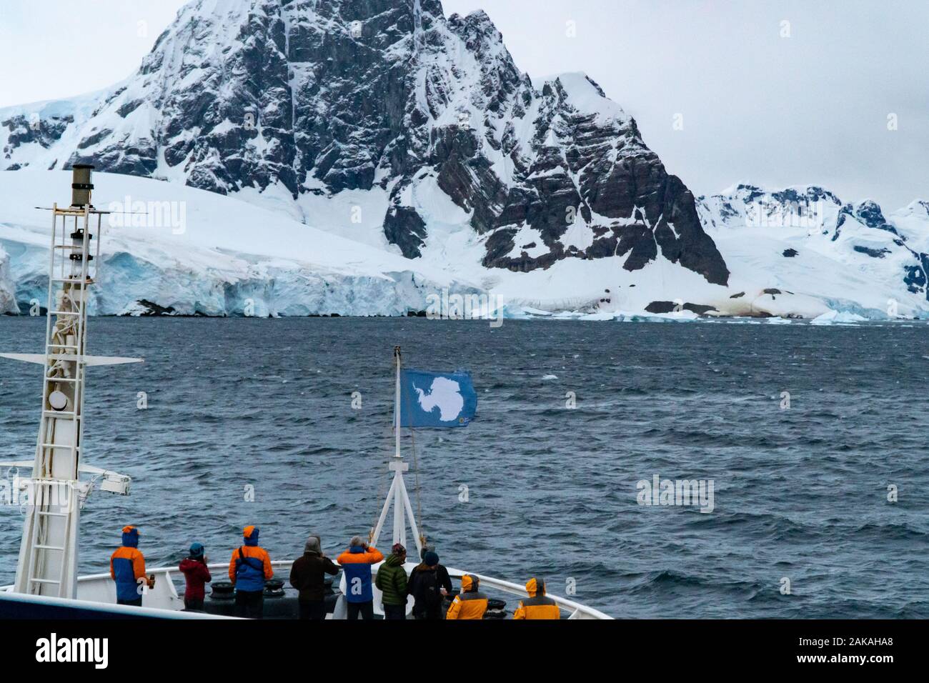 Un navire touristique en Antarctique avec un anarctic flag Banque D'Images