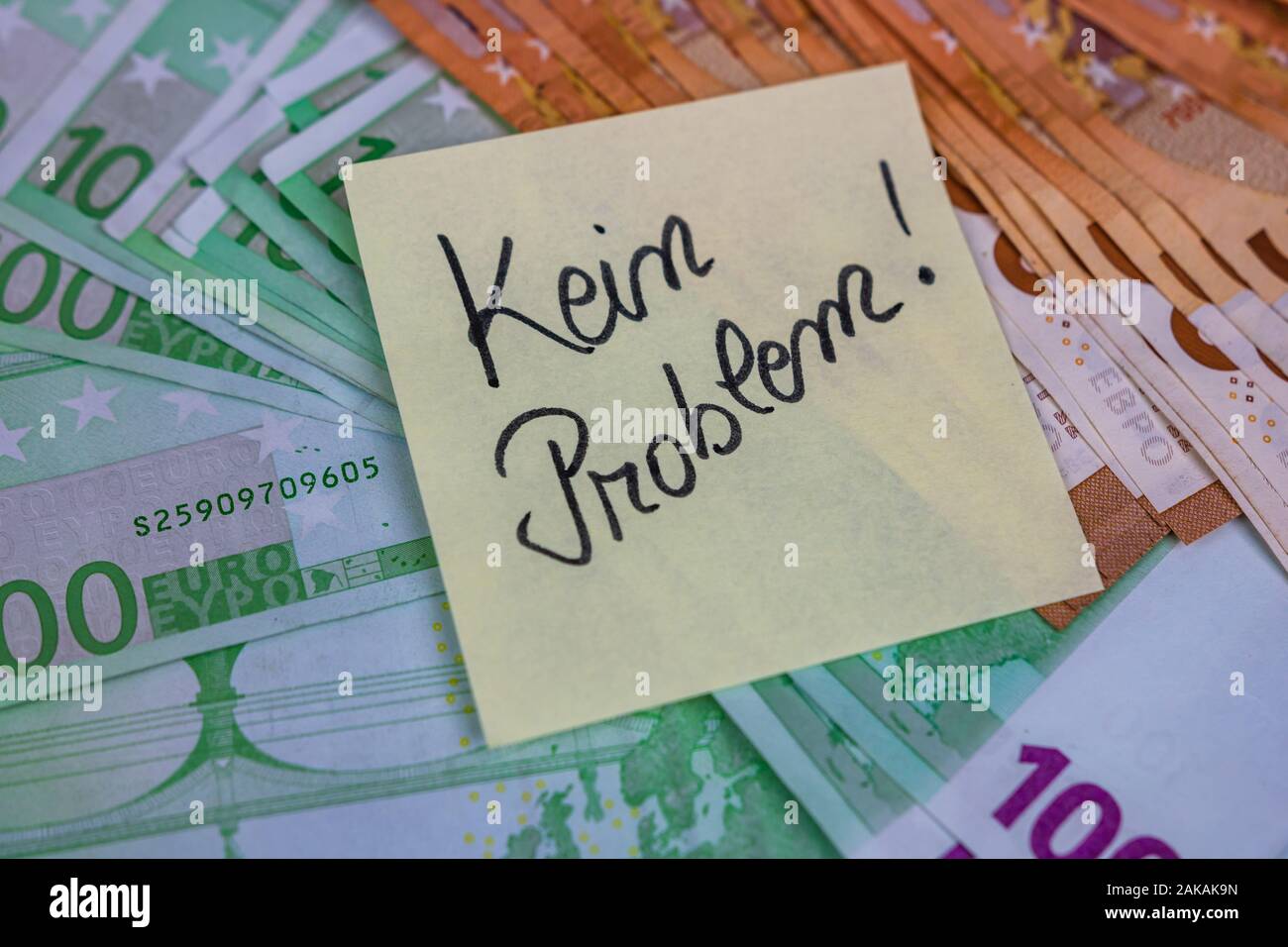 Sticky note sur l'argent. Pas de problème de texte en allemand sur le poster. Bucarest, Roumanie, 2020 Banque D'Images
