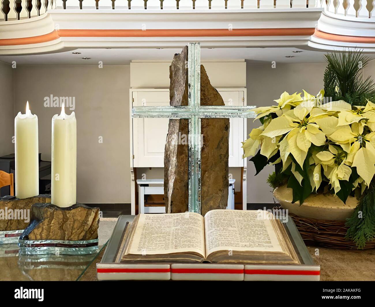 Bible, crucifix, des bougies sur un autel dans une église Banque D'Images