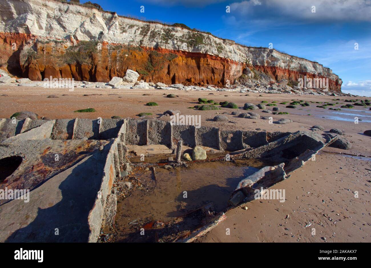 Hunstanton Cliffs et plage à marée basse West Norfolk en hiver et vieux bateau épave Banque D'Images