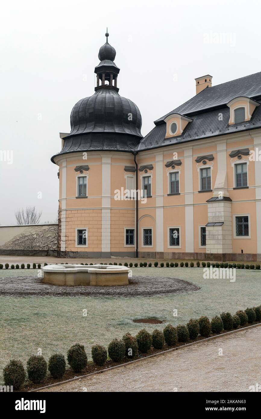 Edeleny, Hongrie - 01 02 2020 : le style baroque L'Huillier-Coburg Palace à Edeleny, Hongrie sur une journée d'hiver. Banque D'Images