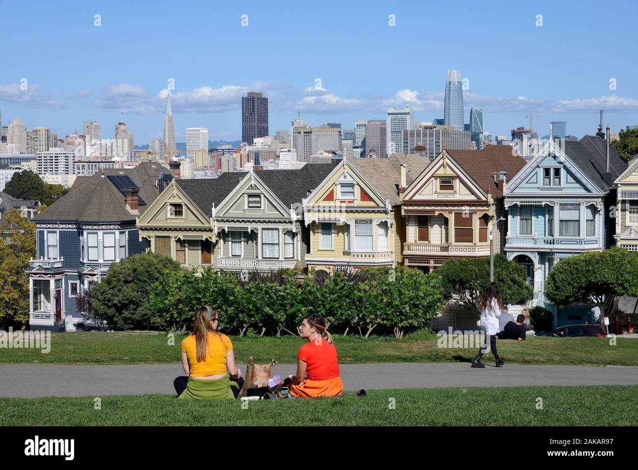 Painted Ladies, rangée de maisons victoriennes sur Alamo Square avec le centre-ville en arrière-plan, San Francisco, California, USA Banque D'Images