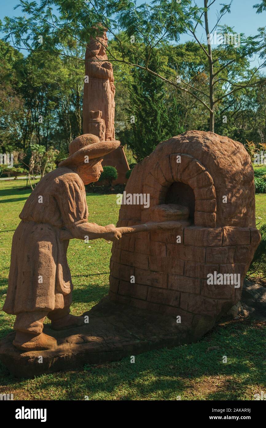 Sculpture de Baker et four à la Sculpture Park Stones de Silence près de Nova Petropolis. Une ville fondée par des immigrants allemands dans le sud du Brésil. Banque D'Images