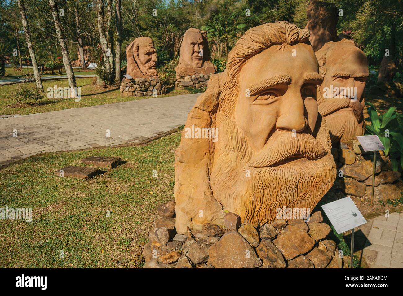 Sculpture d'hommes barbus au visage avec le parc de sculptures du silence des pierres près de Nova Petropolis. Une ville fondée par des immigrants allemands au Brésil. Banque D'Images