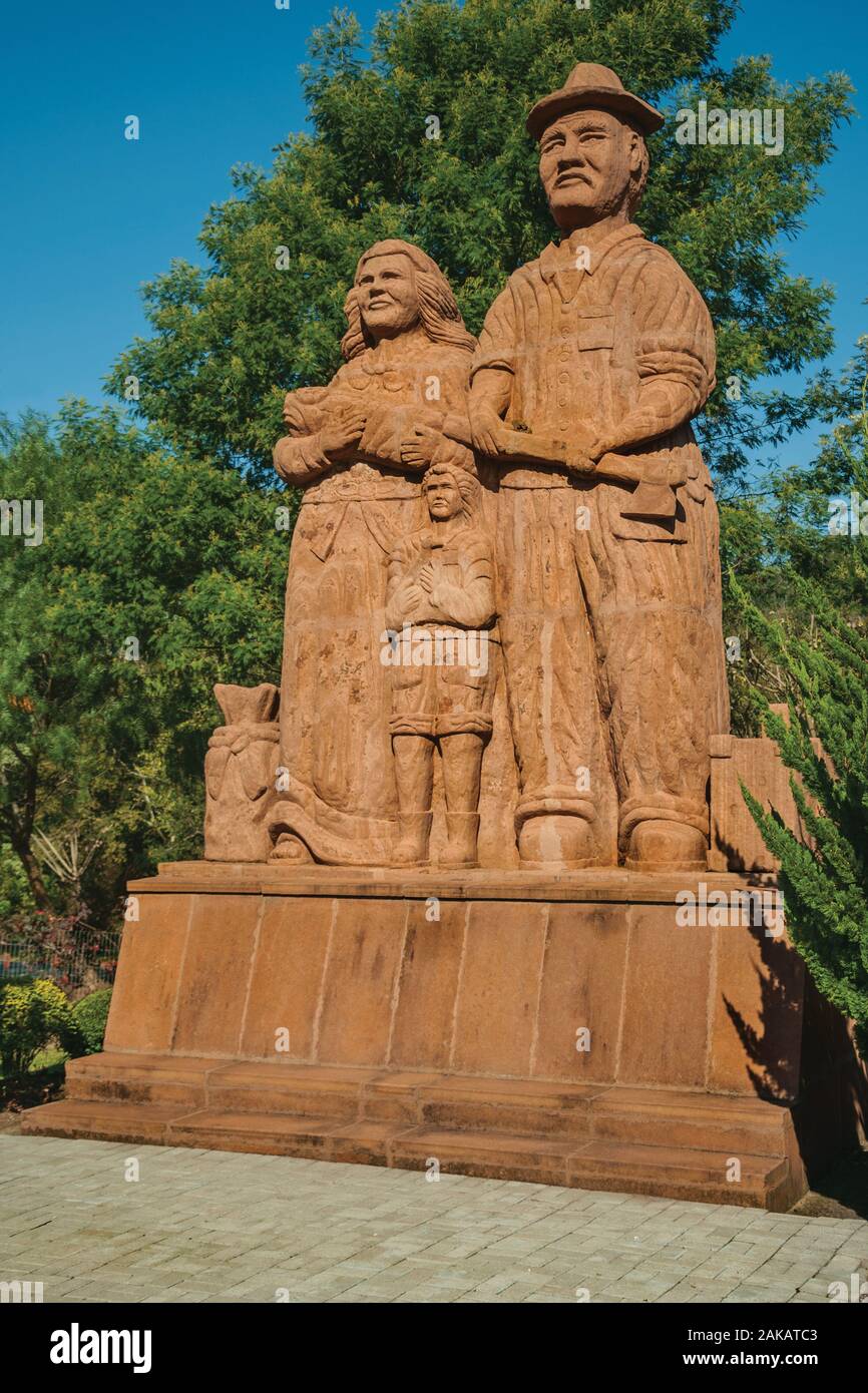 Sculpture de famille immigrante au parc de sculpture des pierres de Silence près de Nova Petropolis. Une ville fondée par des immigrants allemands dans le sud du Brésil. Banque D'Images