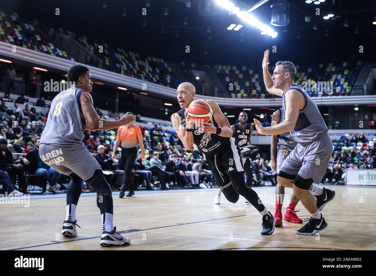 Londres, Royaume-Uni, 22 décembre 2019. Défaite des Lions Londres Requins Sheffield 87-79 dans un match de championnat à la BBL Fort Cuivre Arena, London, UK. Les Lions' Brandon lecteurs Peel passé le capitaine Mike des requins (pas de Tuck15)copyright Carol Moir/Alamy. Banque D'Images