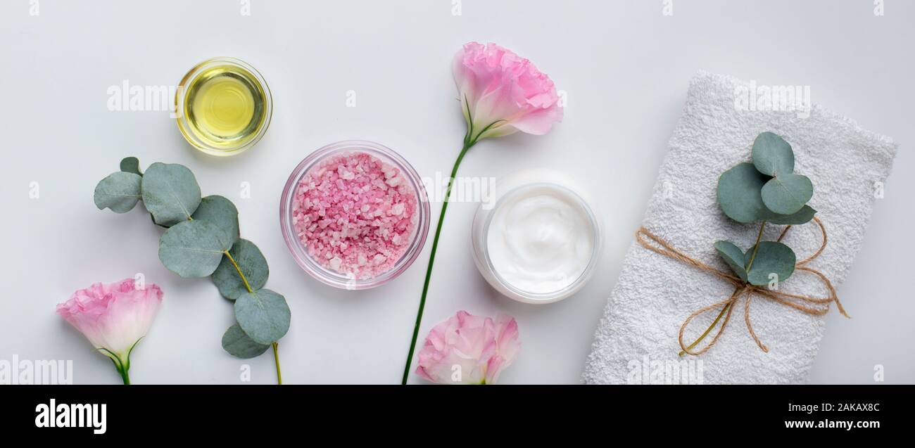 Les produits à base de plantes. Crème hydratante, l'huile essentielle et de sel sur fond blanc, panorama Banque D'Images