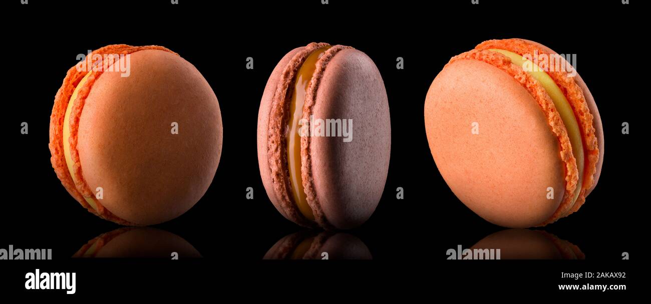 Ensemble de macarons colorés isolé sur fond noir Banque D'Images