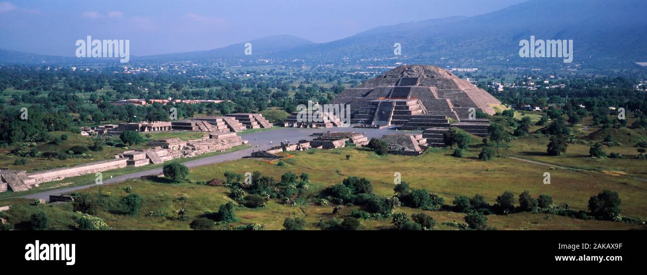 Pyramide sur un paysage, la Lune Pyramide, Teotihuacan, Mexique Banque D'Images