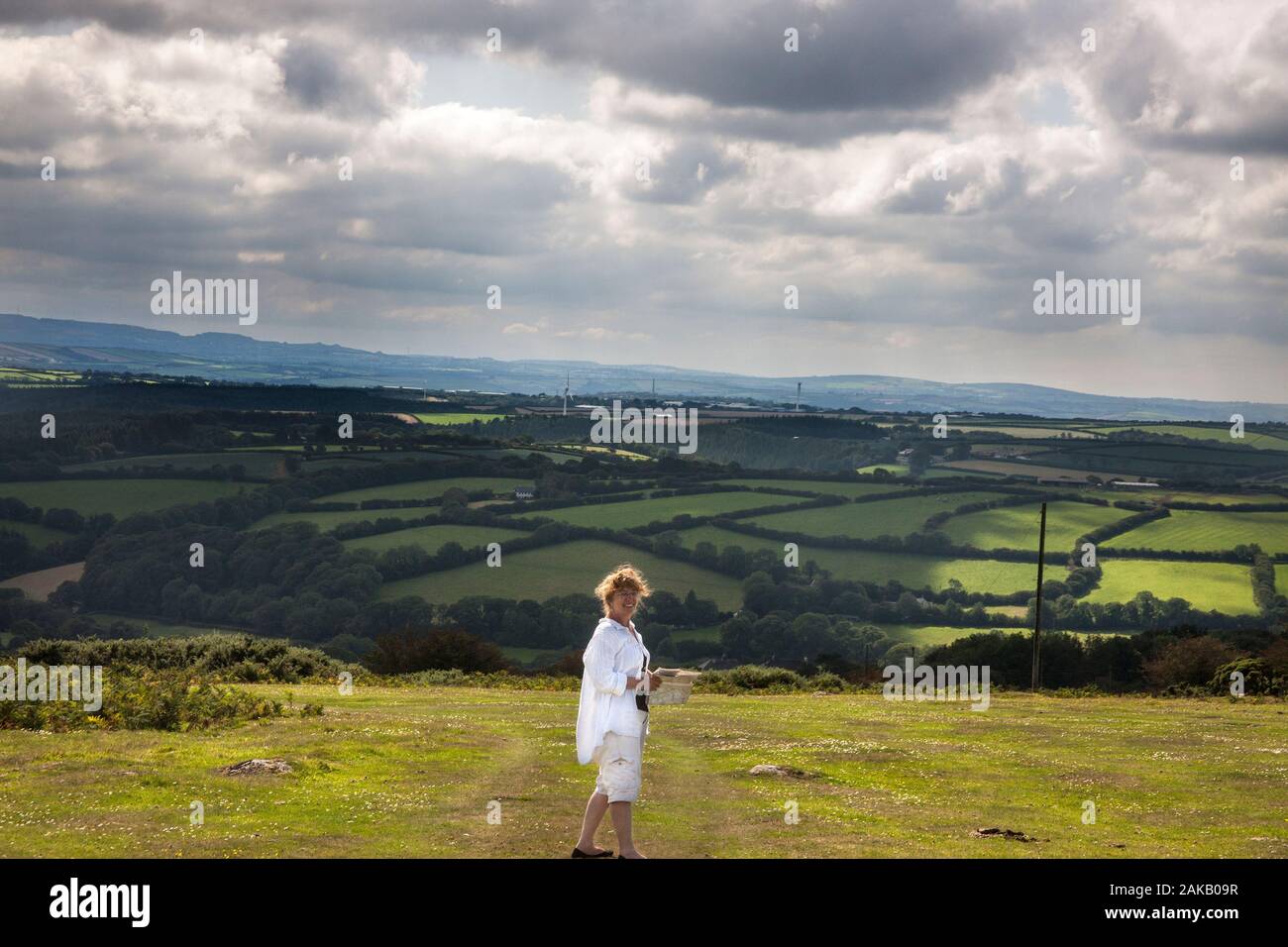 Femme avec vue sur la vallée, en direction de cardinham bois, Bodmin Moor, Cornwall, Banque D'Images