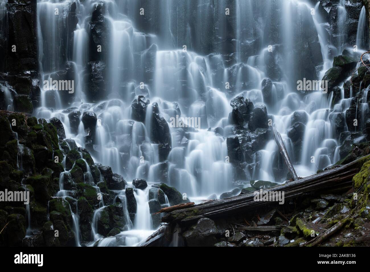 Avis de cascade et rochers, Ramona Falls, Mount Hood National Forest, North Carolina, USA Banque D'Images