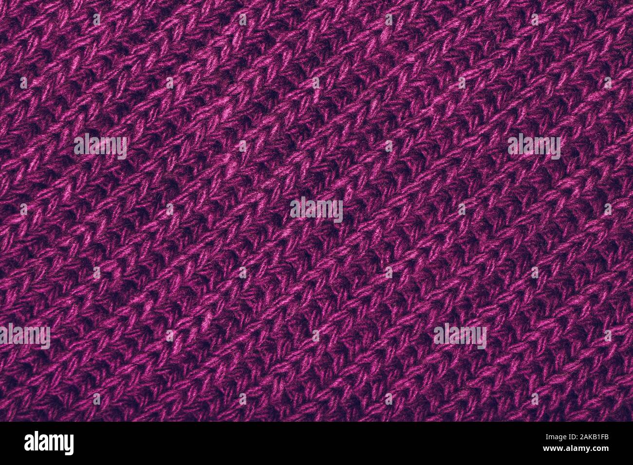 Écharpe magenta tricoté de texture. La notion de confort, confortable, chaleureuse, douceur ou d'hiver Banque D'Images