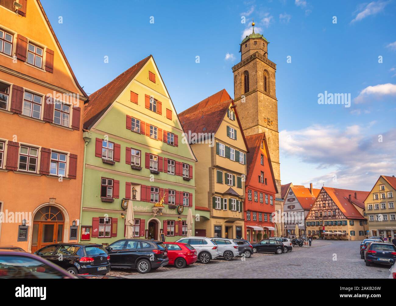 Crailsheim, Allemagne - 11 mai 2019 : hôtels et magasins le long du marché du vin (Weinmarkt) rue avec Place du marché (Marktplatz) vu en arrière-plan Banque D'Images