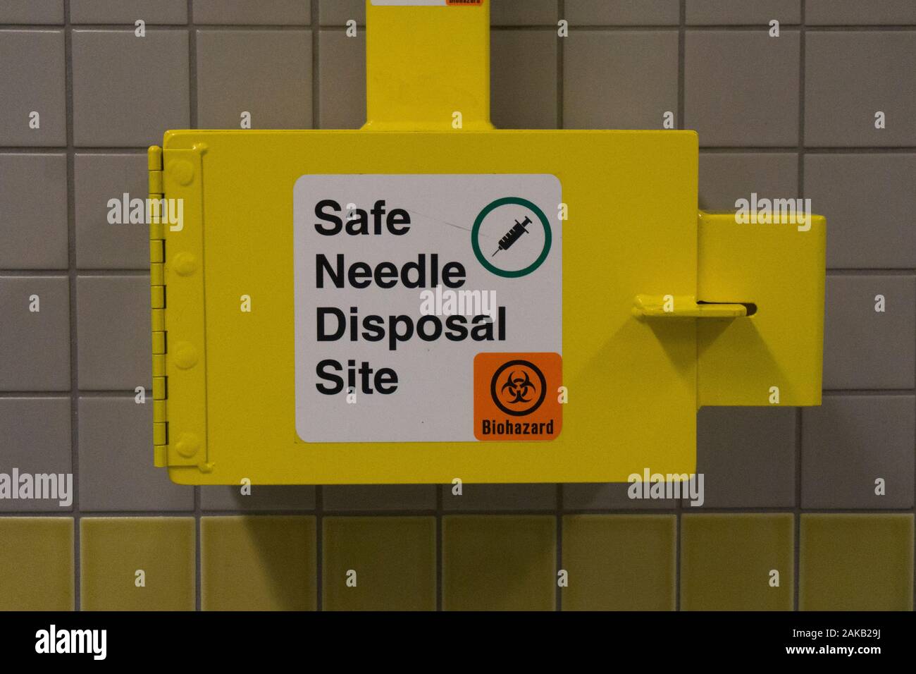 Safe Medical contenant d'élimination de l'aiguille sur un mur de toilettes Banque D'Images