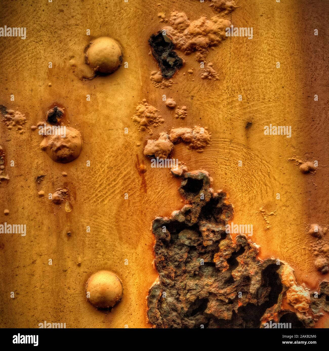 Close-up of old rusty metal surface avec rivets orange Banque D'Images