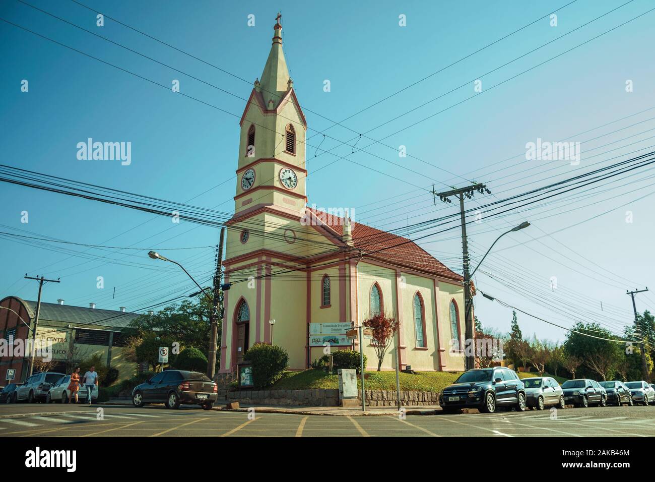 Petite église avec clocher au coin de rue et les gens à Nova Petropolis. Une ville fondée par des immigrants allemands dans le sud du Brésil. Banque D'Images