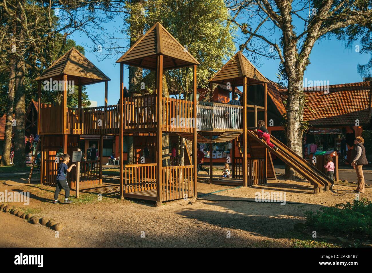 Aire de jeux entre les arbres avec les enfants dans le village d'immigrants Parc de Nova Petrópolis. Une ville fondée par des immigrants allemands dans le sud du Brésil. Banque D'Images