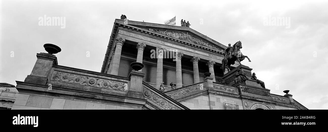 Low angle view of façade néo-classique de l'ancienne Galerie Nationale (Alte Nationalgalerie), Berlin, Allemagne Banque D'Images
