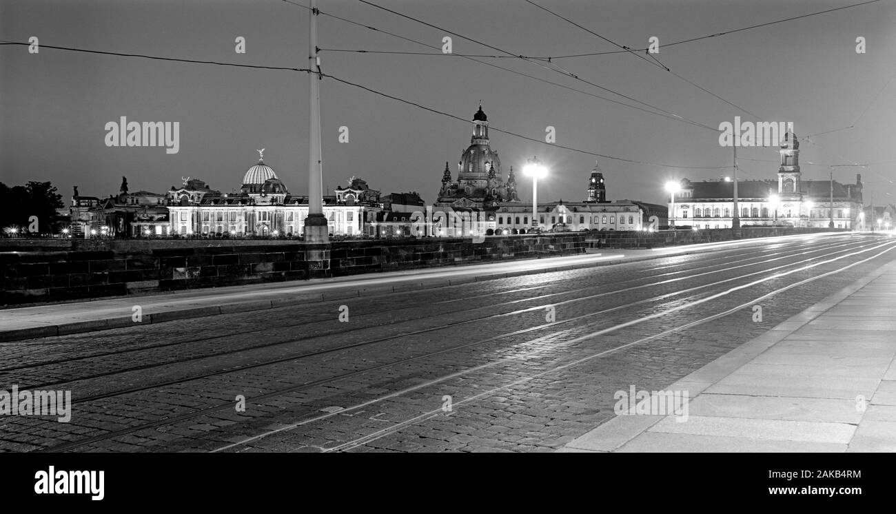 Vue en noir et blanc de la vieille ville avec Augustus pont et l'église Frauenkirche, Dresde, Saxe, Allemagne Banque D'Images