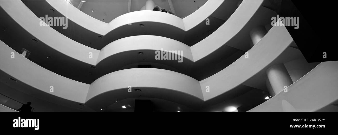 Photographie en noir et blanc de l'intérieur du Musée Guggenheim, New York City, USA Banque D'Images