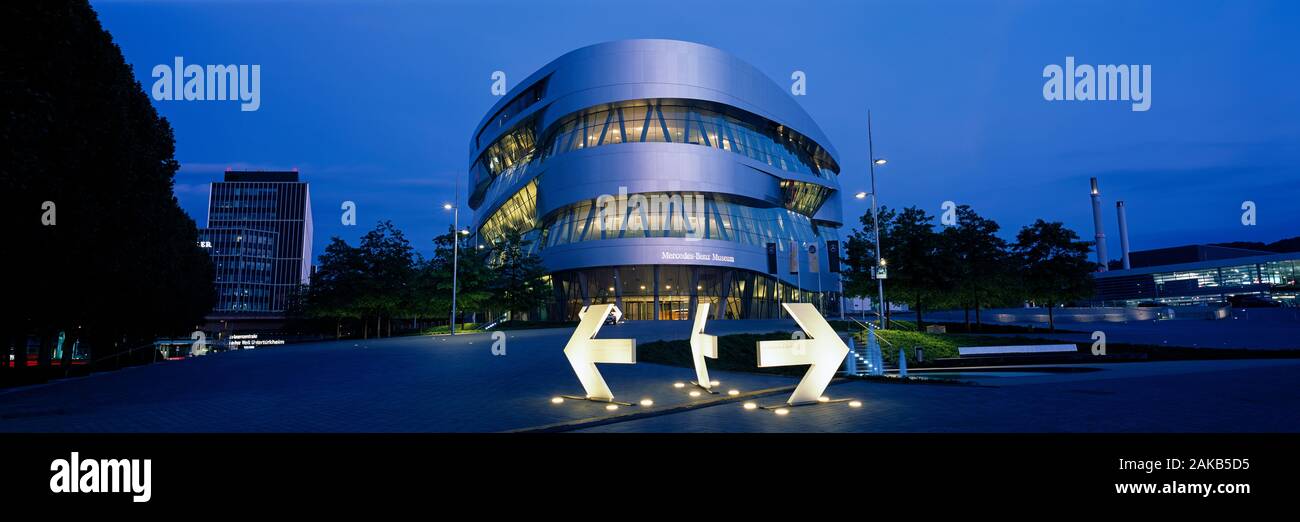 Nuit à l'extérieur Musée Mercedes-Benz, Stuttgart, Bade-Wurtemberg, Allemagne Banque D'Images Nuit à l'extérieur Musée Mercedes-Benz, Stuttgart, Bade-Wurtemberg, Allemagne Banque D'Images