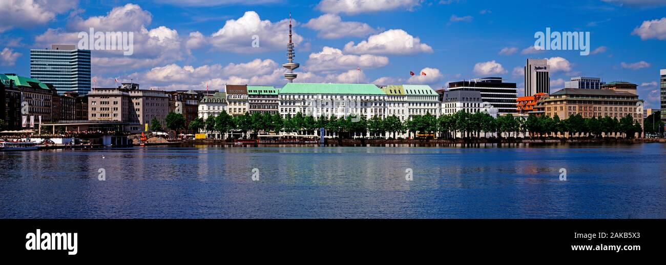 Lac Inner Alster et la vieille ville de Hambourg, Allemagne Banque D'Images