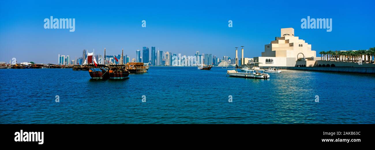 L'architecture moderne de l'extérieur du Musée d'art islamique dans le secteur riverain de Doha, Qatar Banque D'Images