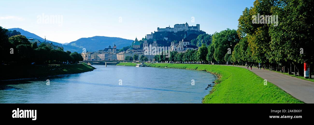 La rivière Salzach et la forteresse de Hohensalzburg, Salzbourg, Autriche Banque D'Images