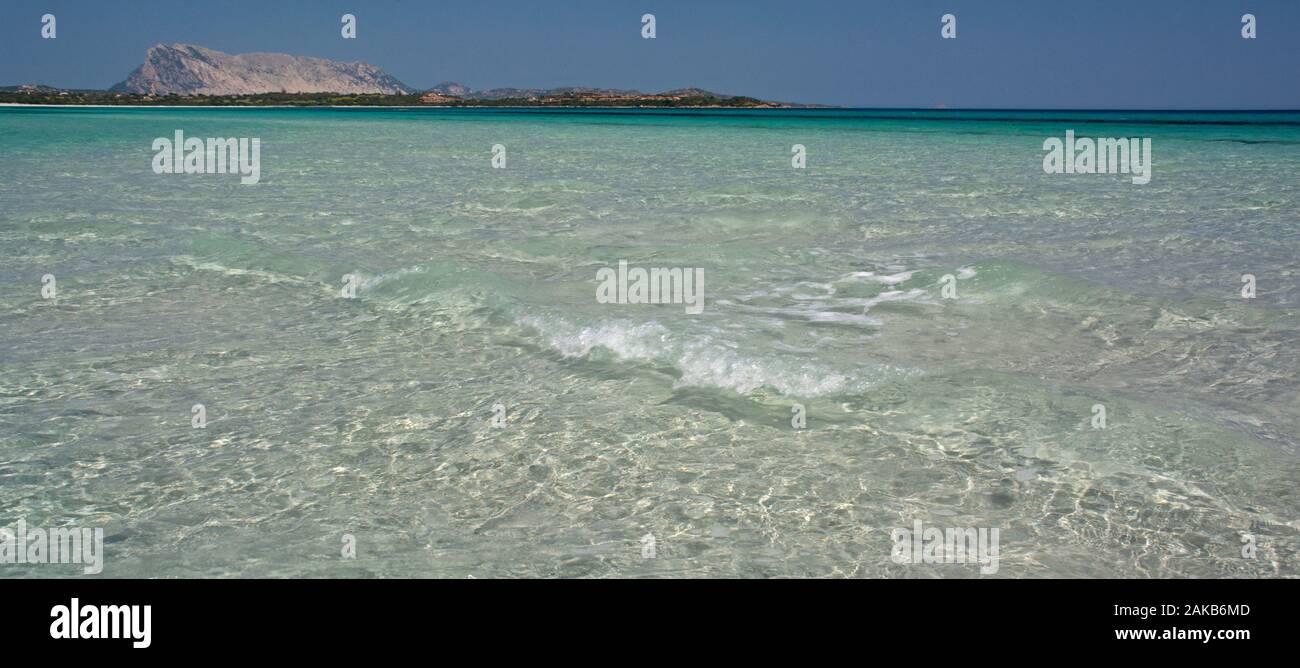 Seascape de Méditerranée à la plage de la Cinta avec l'île Tavolara en arrière-plan, San Teodoro, Sardaigne, Italie Banque D'Images