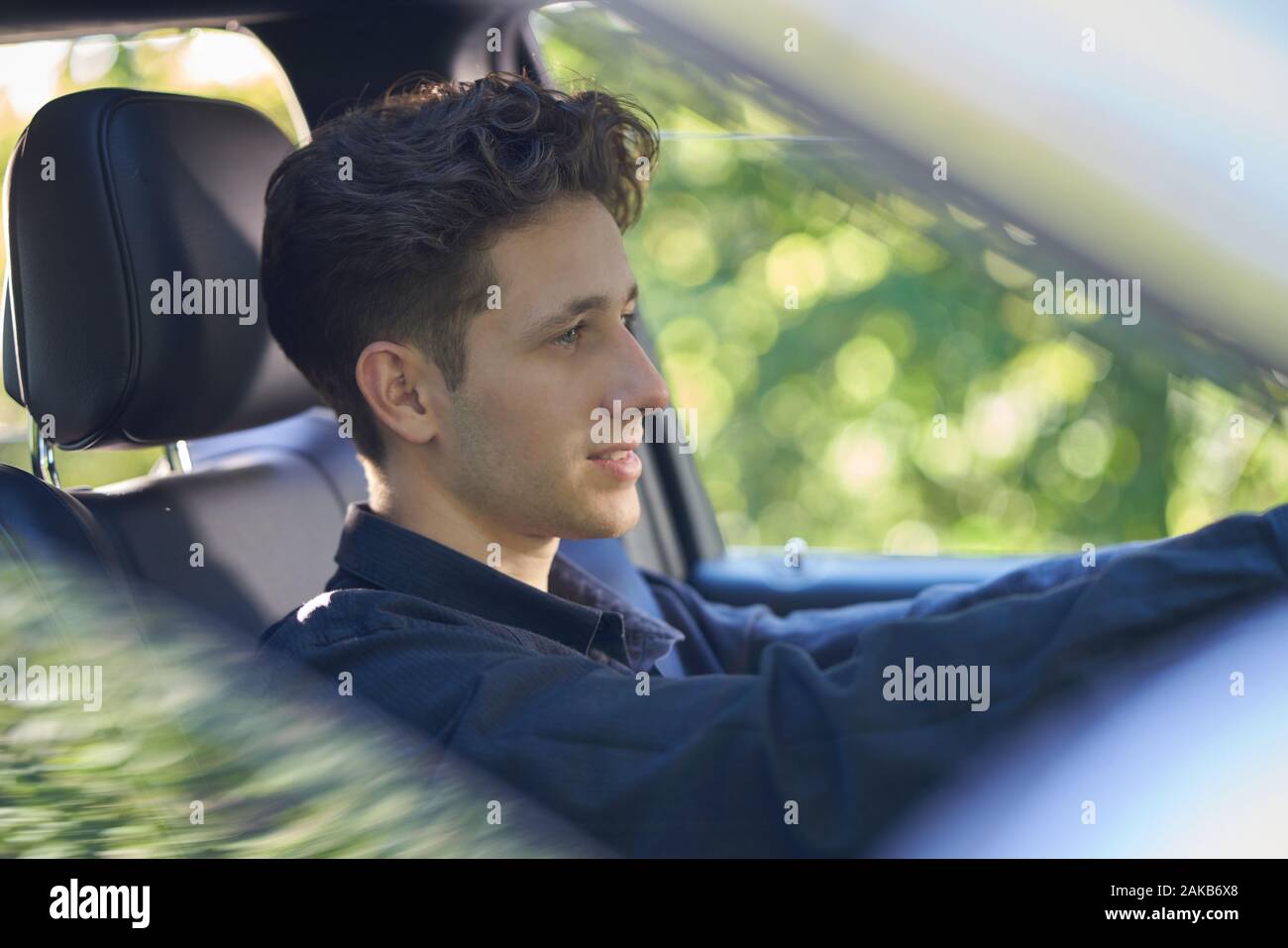 Gros plan sur un jeune conducteur au visage heureux Banque D'Images