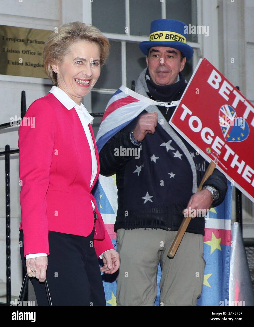 Le Président de la Commission de l'UE Ursula von der Leyen est accueilli par des partisans pro-UE qu'elle quitte l'Europe House dans le centre de Londres. Banque D'Images