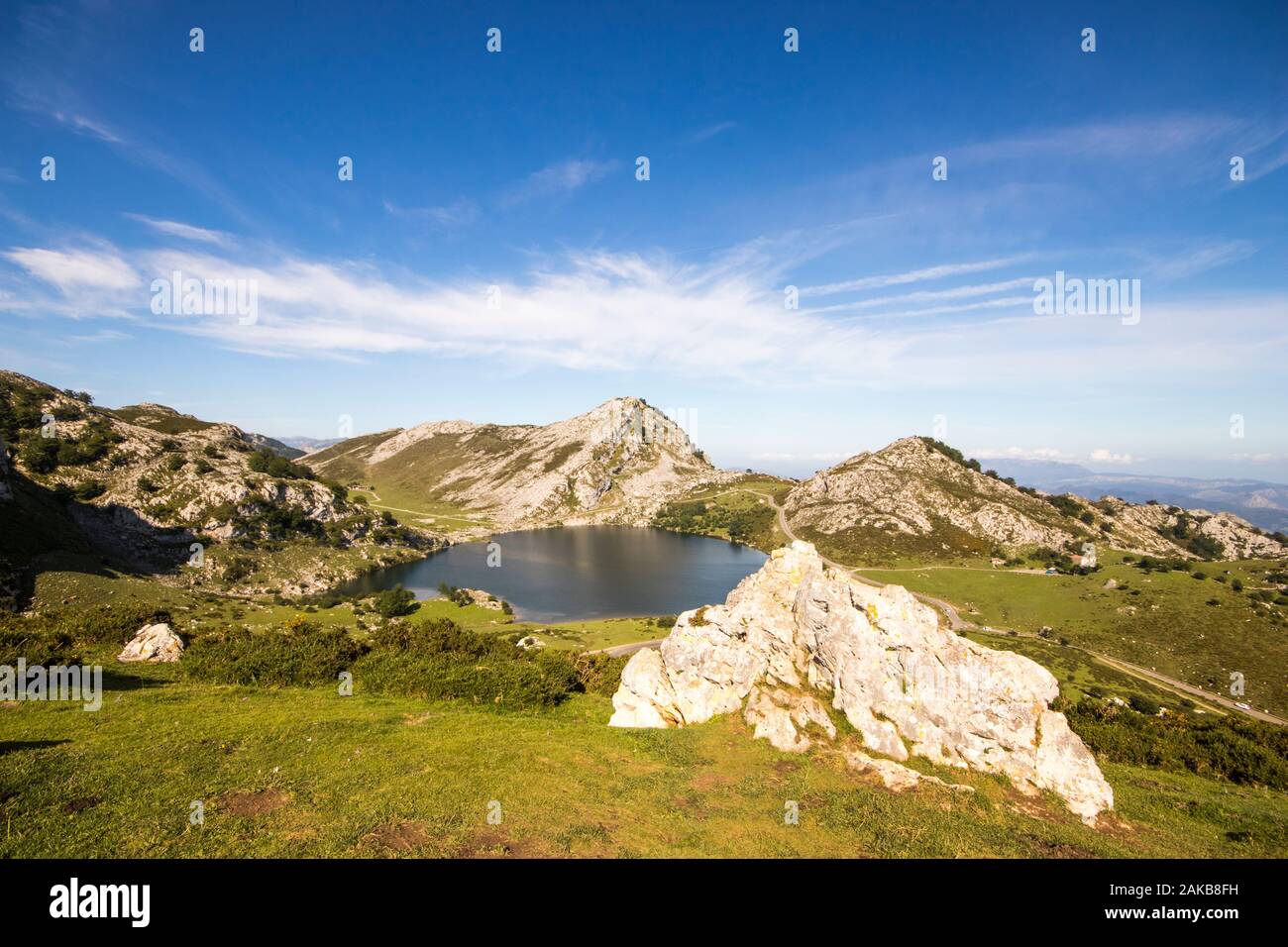 Cangas de Onis, Espagne. Vues de l'énol Lago, l'un des Lacs de Covadonga Banque D'Images