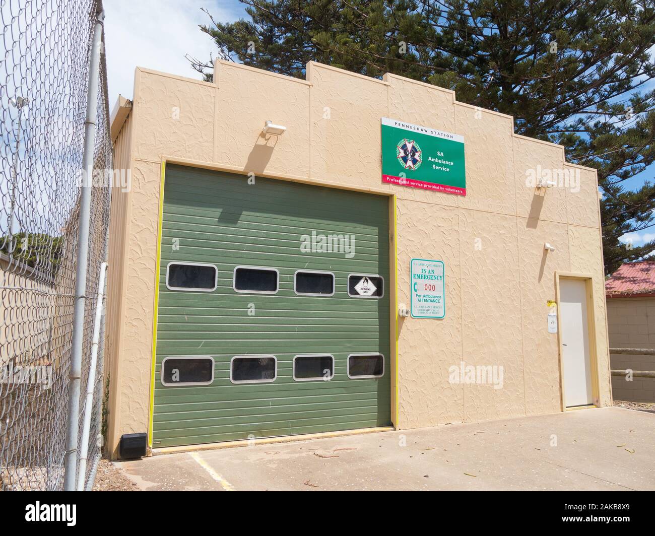Vue extérieure d'un bâtiment de service d'ambulance de l'Australie du Sud dans la ville de Penneshaw sur Kangaroo Island, Australie du Sud, Australie. Banque D'Images