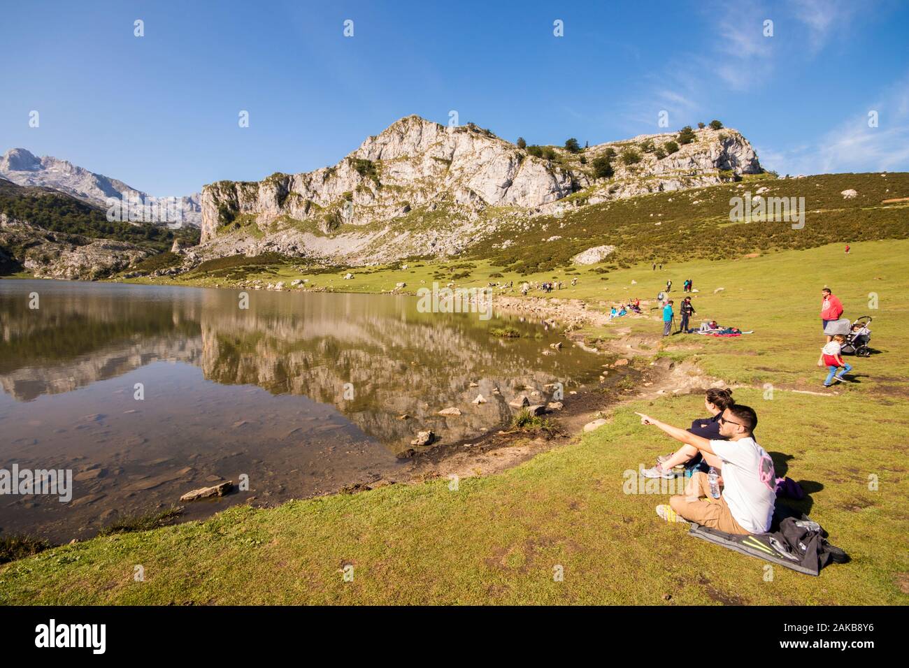 Cangas de Onis, Espagne, les personnes bénéficiant de l'Lago La Ercina, l'un des Lacs de Covadonga Banque D'Images