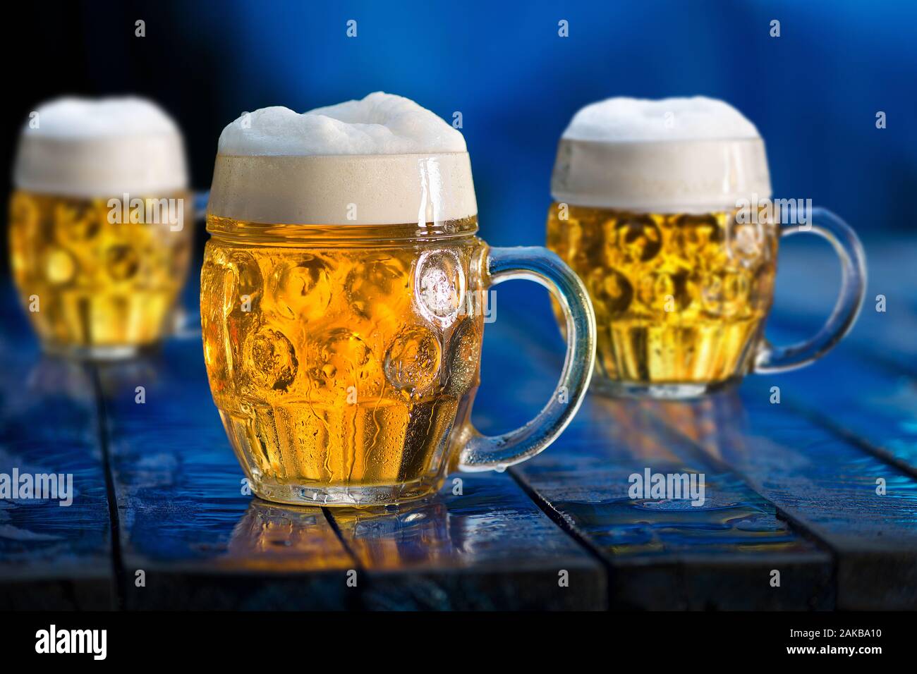 Verres de bière sur le fond en bois bleu. Banque D'Images