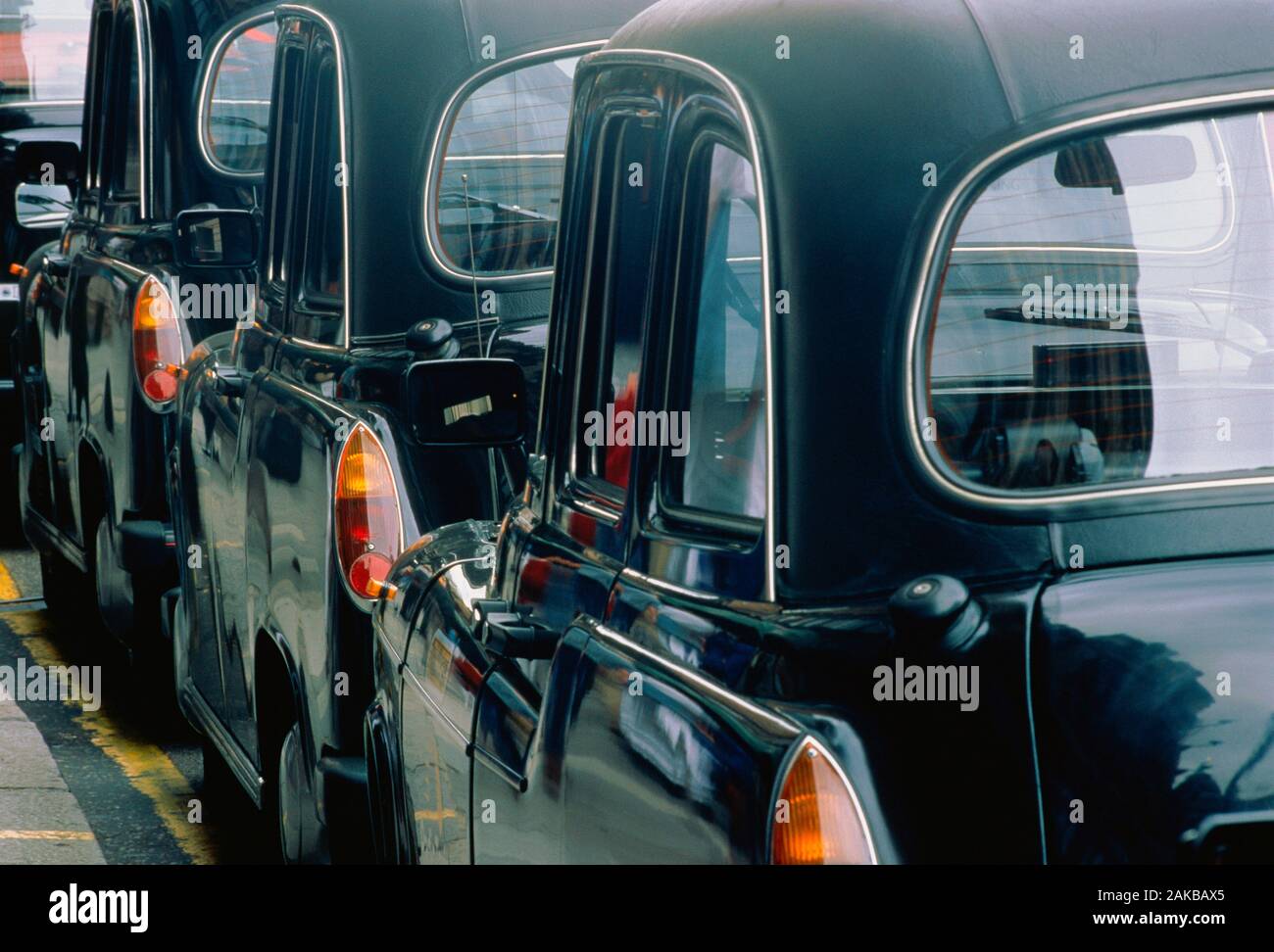 Vue arrière du noir traditionnel en stationnement taxis, Londres, Angleterre, Royaume-Uni Banque D'Images