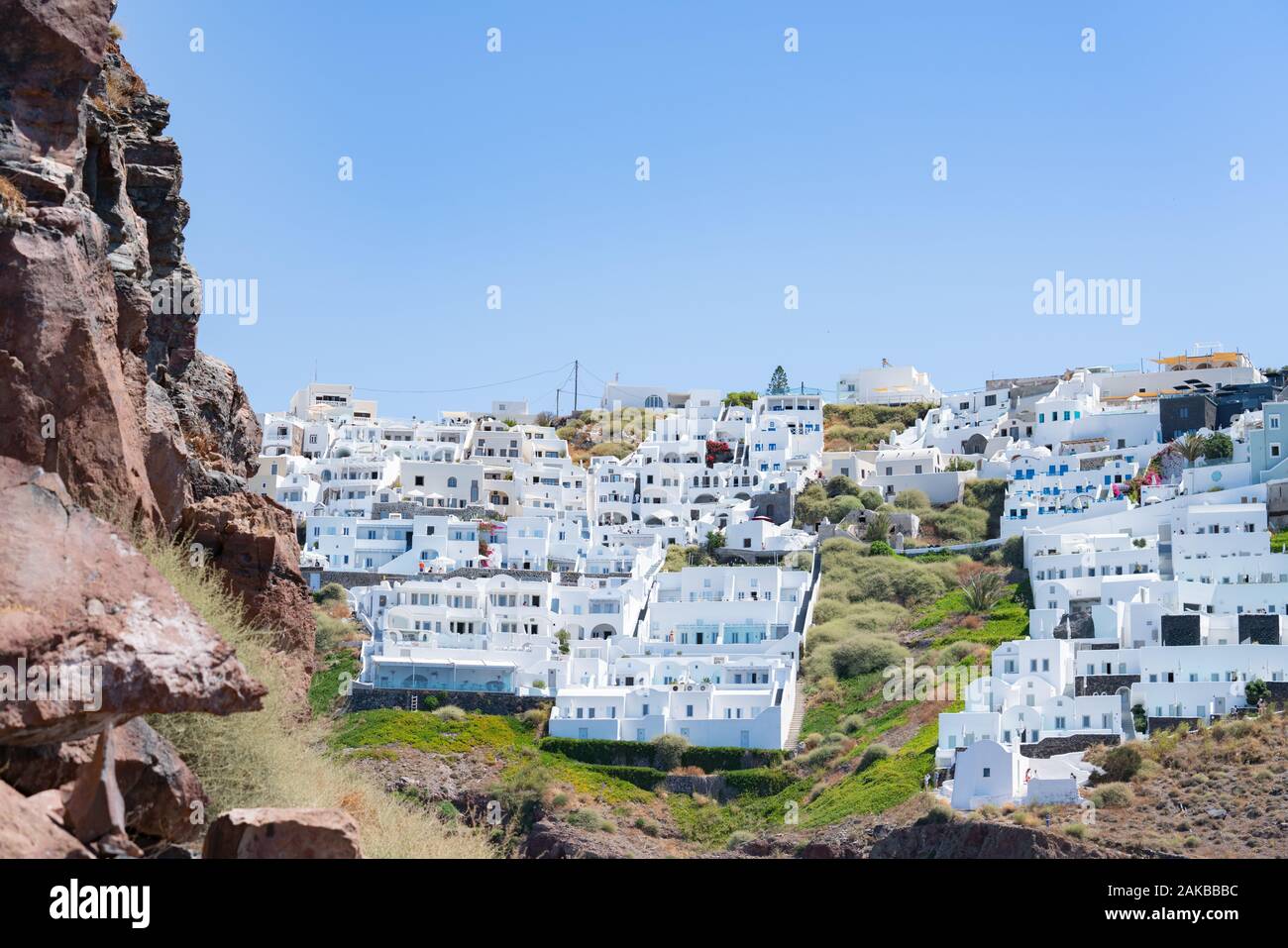 Santorini Grèce - le 10 août 2019 ; voir au blanc des maisons et hôtels de Fira de Skaros Rock un promontoire rocheux fait saillie dans la côte de la mer qui se forme Banque D'Images