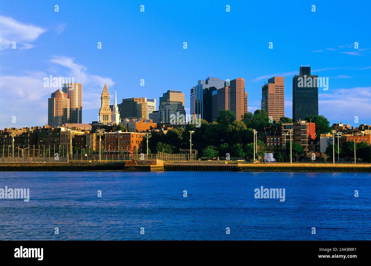Boston skyline avec gratte-ciel sur l'eau, Massachusetts, USA Banque D'Images
