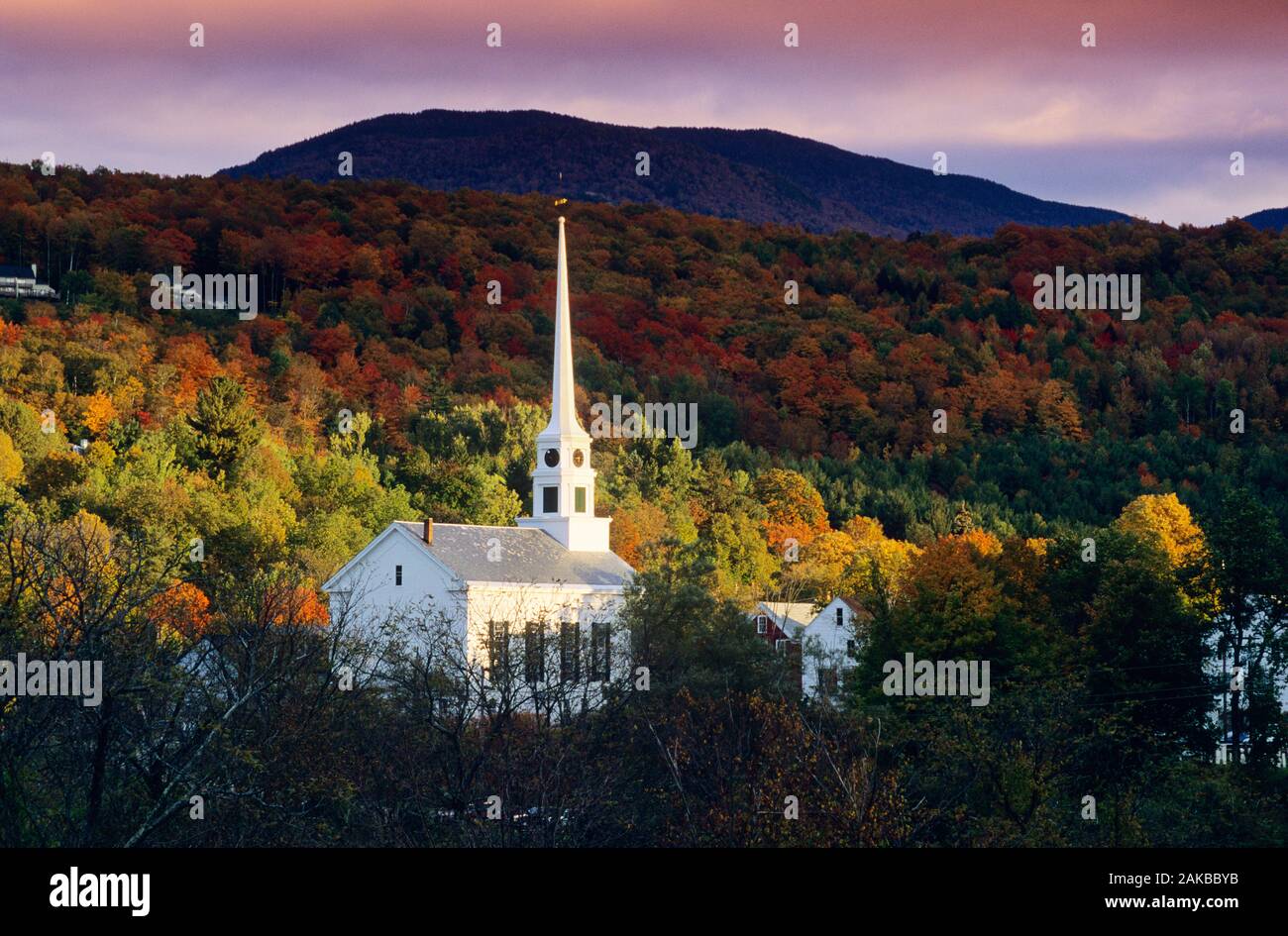 L'église et la forêt sur flanc de montagne en automne, Stowe, Vermont, Etats-Unis Banque D'Images