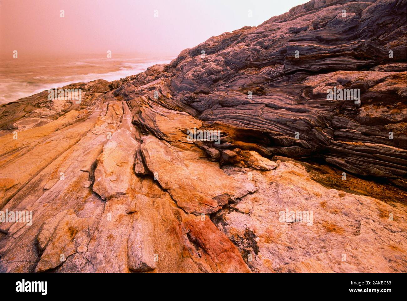 Paysage avec vue sur la côte rocheuse au coucher du soleil, de Pemaquid Point, Bristol, Maine, États-Unis Banque D'Images