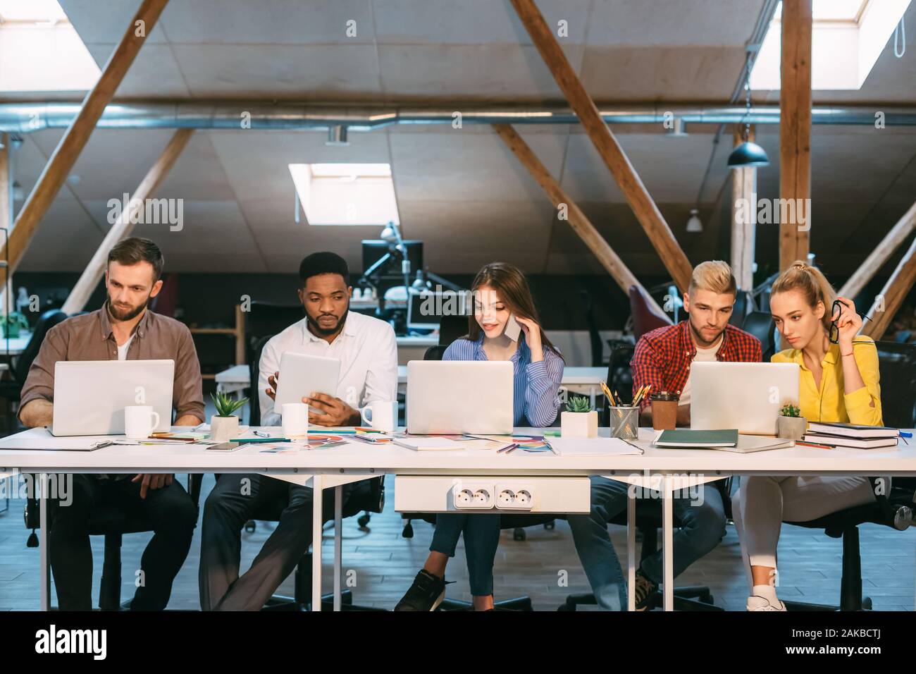 Équipe de programmeurs travaillant dans l'entreprise en développement de logiciels, à l'aide d'ordinateurs portables, d'espace libre Banque D'Images