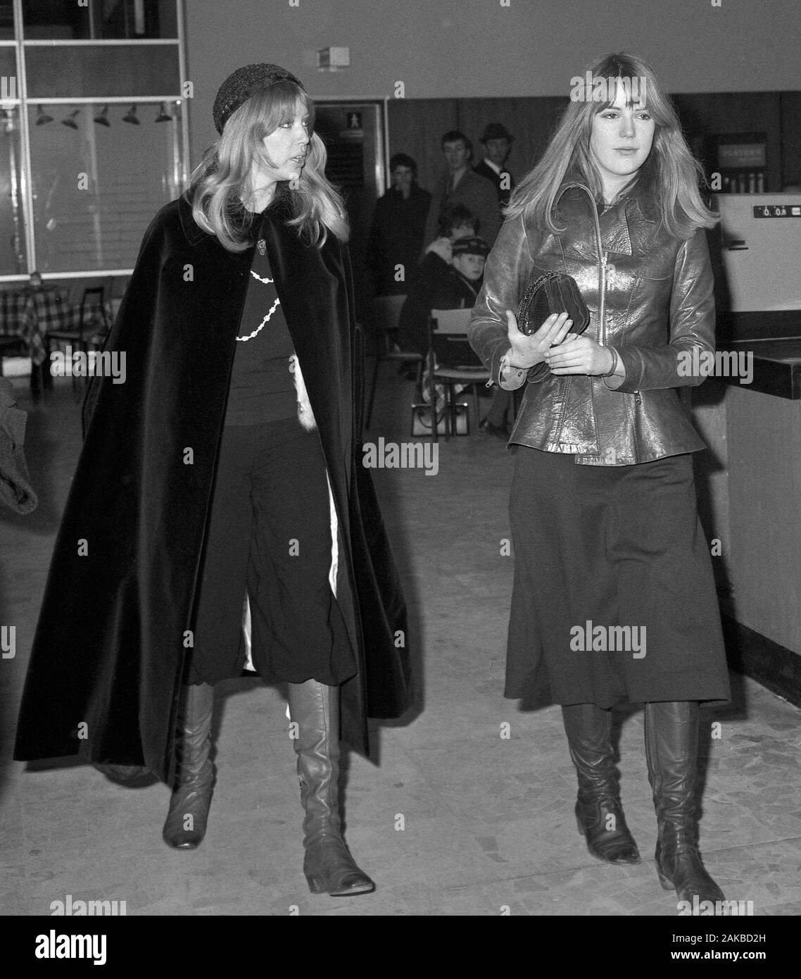 Pattie Boyd (l), épouse de George Harrison, avec sa soeur Jenny Boyd à l'aéroport de Heathrow, Londres, avant de prendre l'avion pour l'Inde. Banque D'Images