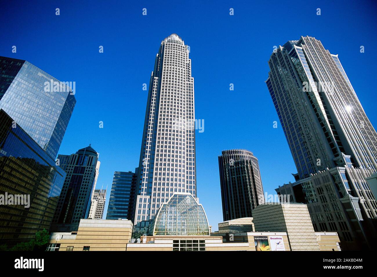 Low angle view of skyscrapers, Charlotte, North Carolina, USA Banque D'Images