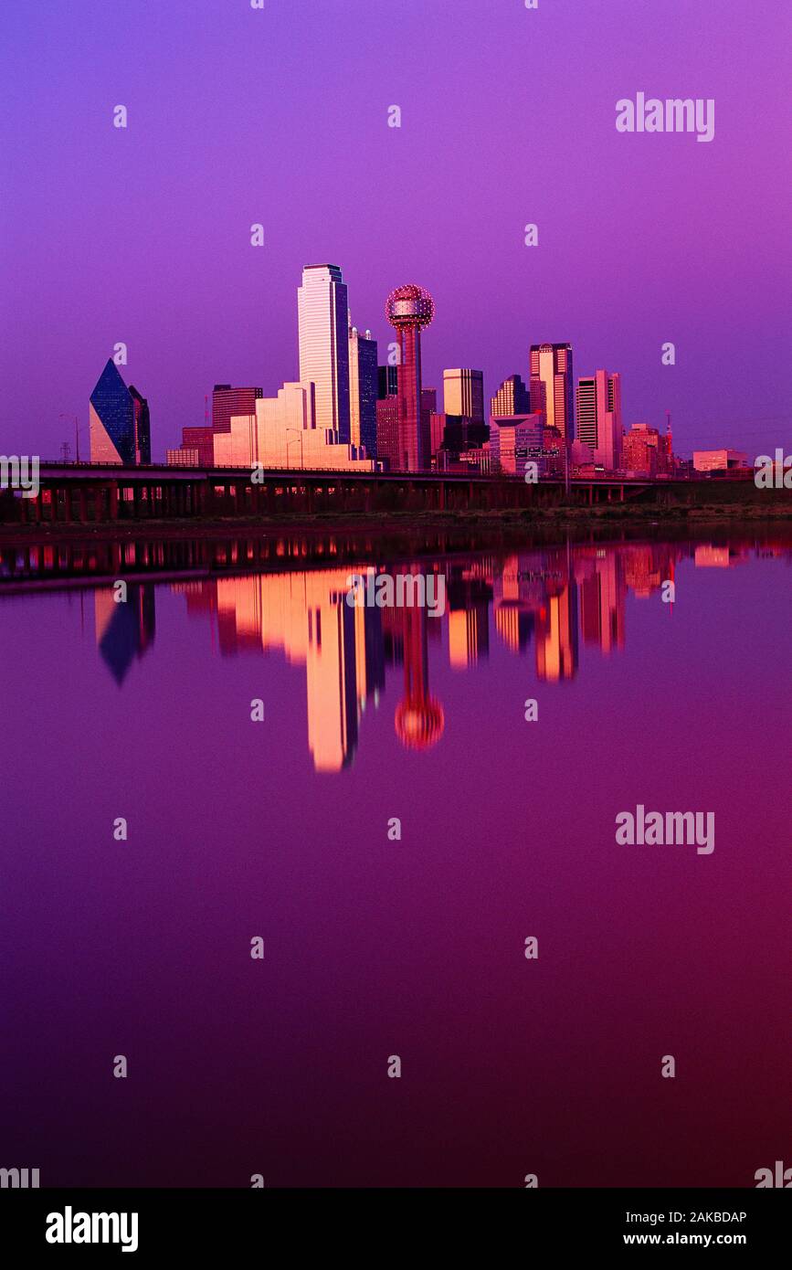 Avec les toits de gratte-ciel reflétant dans l'eau au coucher du soleil, Dallas, Texas, USA Banque D'Images