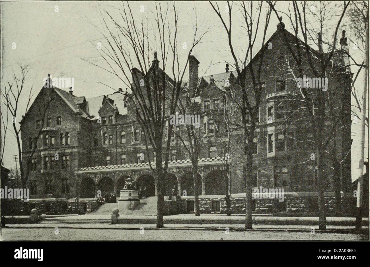 Ingénieur canadien . dans leur individualparts à place cette structure dans une classe au-dessus du soi-calledsymmetrical les bâtiments qui sont caractérisées par un repetitionof les pièces. Malheureusement, autant ne peut pas être dit sur theinterior. , Juste en face de l'hôtel de Molson, située sur un terrain en ofgrass à la tête de l'allée, est l'inhumation monumentof McGills fondateur. Il a été déplacé à son suitablelocation présente, en collaboration avec le reste de la terre, de l'honorable JamesMcGill le cimetière protestant en 1875. Les monu-ment est en retard de style géorgien et dispose de toutes les deli-cacité, charme et originalité Banque D'Images