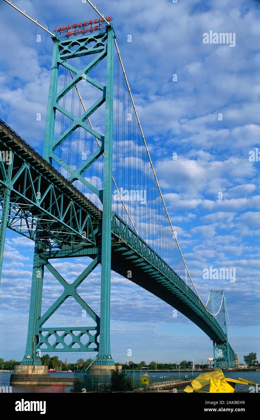 Low angle view of bridge, à la frontière de Detroit/Windsor, USA/Canada Banque D'Images