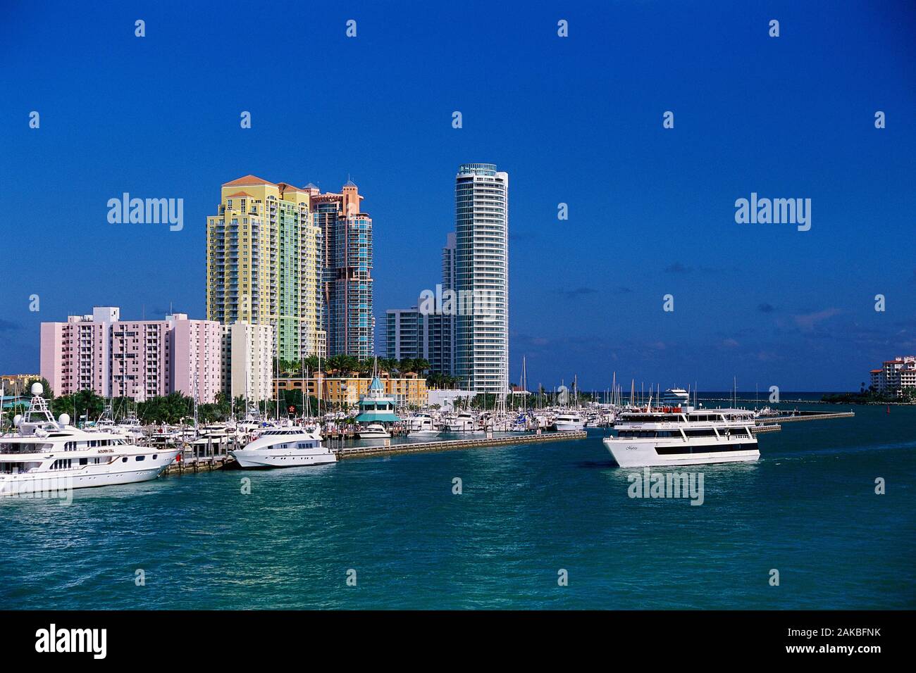 Yachts de luxe et sur les toits de la ville, Miami Beach, Florida, USA Banque D'Images