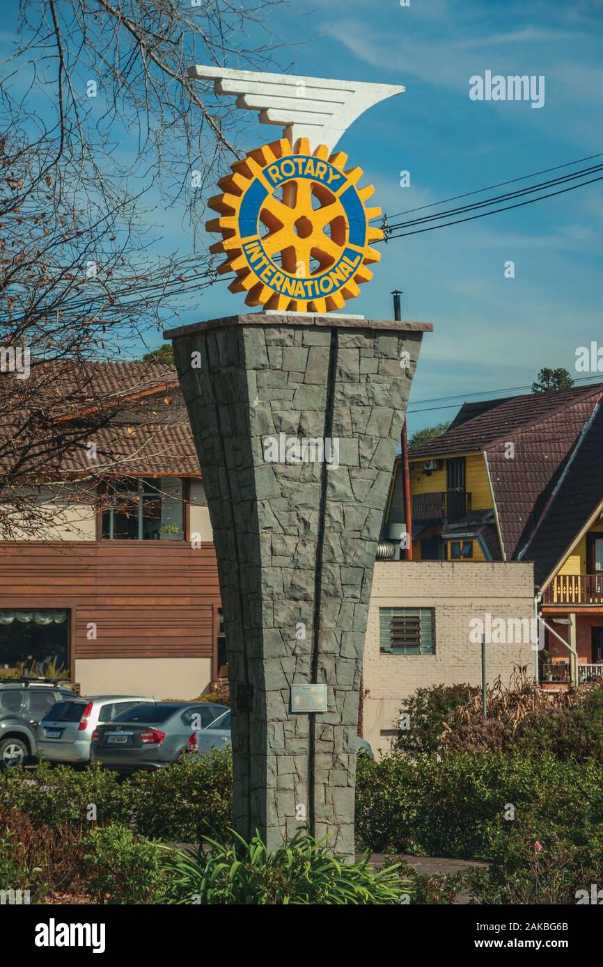 Logo Rotary International Sculpture sur socle en pierre dans la journée ensoleillée à Gramado. Une jolie ville d'influence européenne dans le sud du Brésil. Banque D'Images
