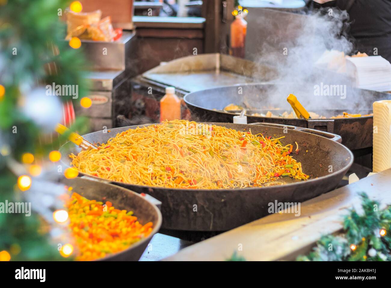 Nouilles sautées chinoises sur l'affichage à l'Marché de Noël en hiver Wonderland of London Banque D'Images