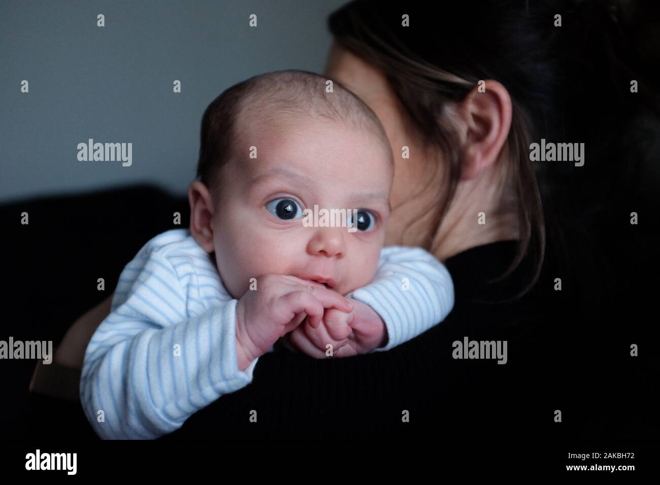 Jeune mère avec son nouveau bébé, fils de 1 mois avec de grands yeux Banque D'Images